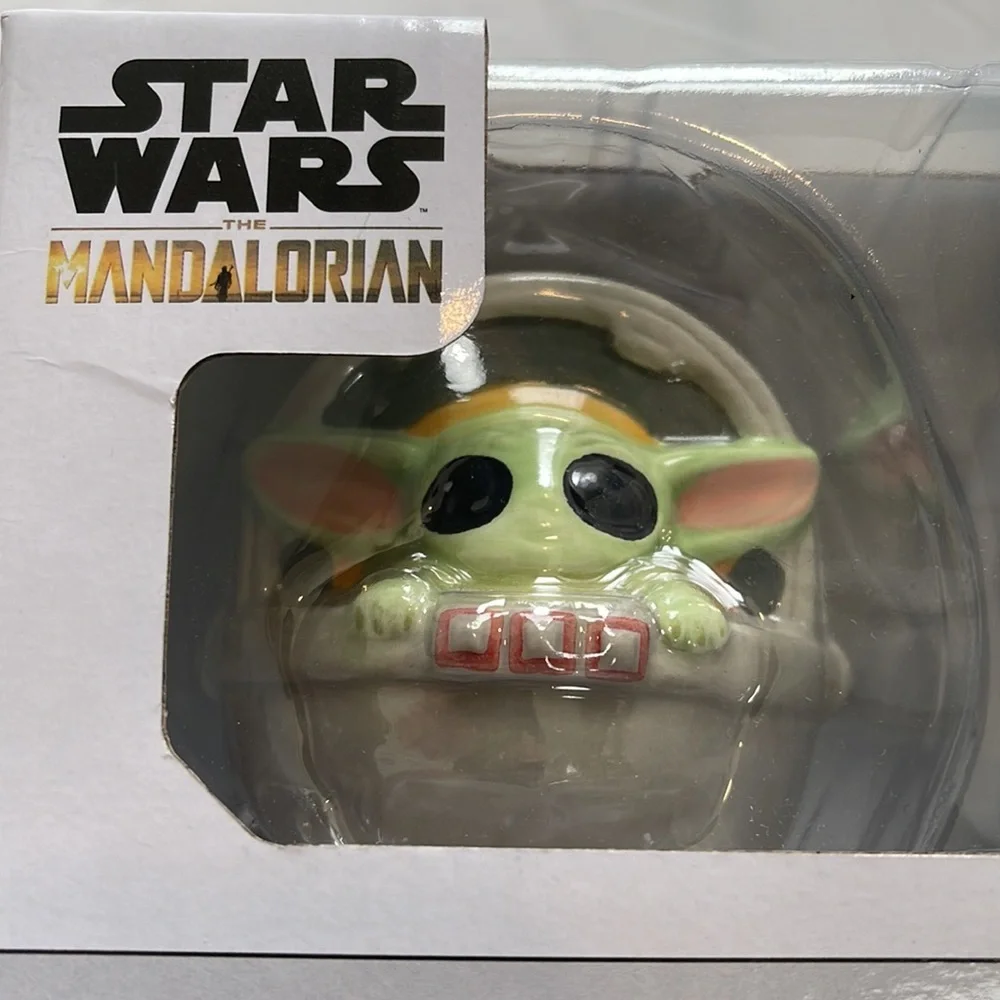 Star Wars the Mandalorian ceramic salt and paper shakers - Picture 2 of 5